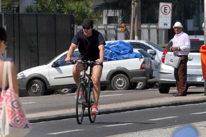 Murilo Benício adota a bicicleta em sua rotina e pedala pela orla