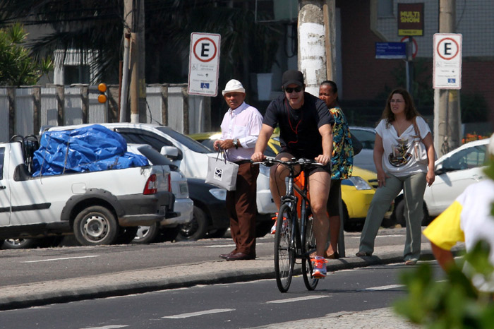 Murilo Benício adota a bicicleta em sua rotina e pedala pela orla