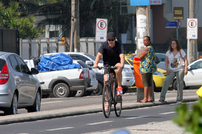 Murilo Benício adota a bicicleta em sua rotina e pedala pela orla