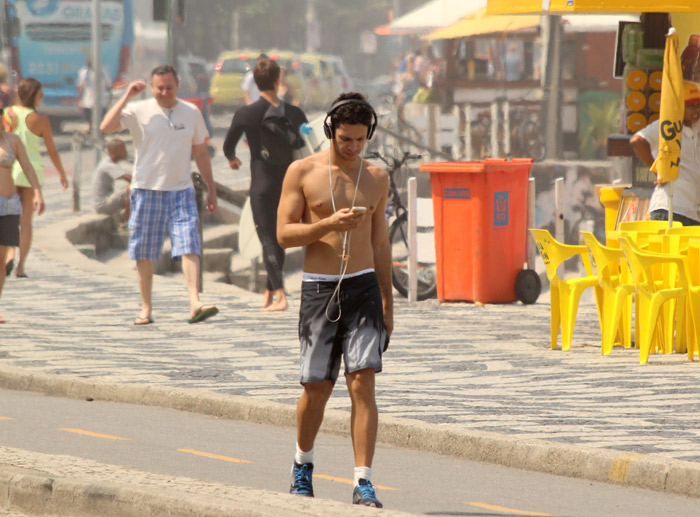 Rainer Cadete caminha pela orla do Leblon, no Rio de Janeiro