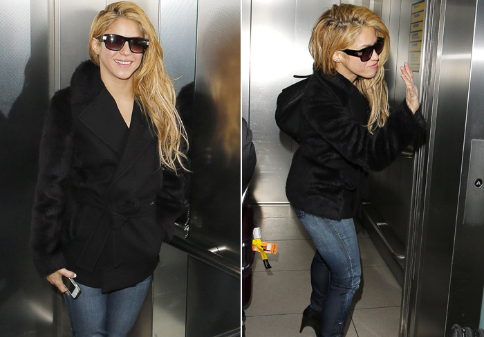 Shakira chega ao aeroporto de Londres e distribui sorrisos