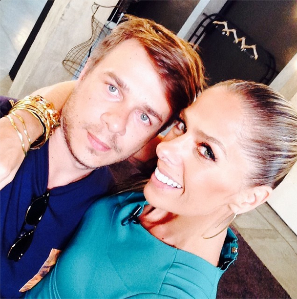 Adriane Galisteu tira selfie com seu hairstylist, Thiago Fortes