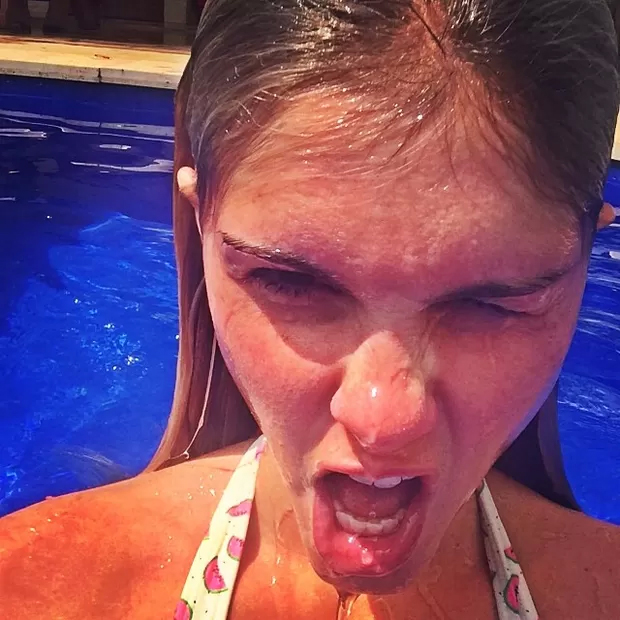 Bárbara Evans se diverte mergulhando em piscina