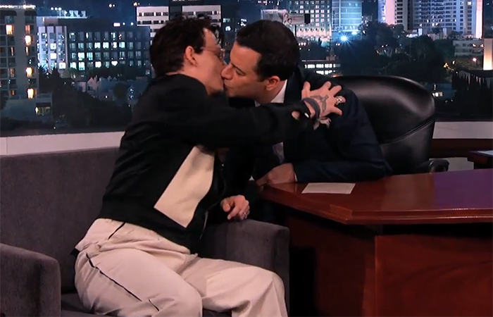 Johnny Depp e Jimmy Kimmel se beijam após entrevista