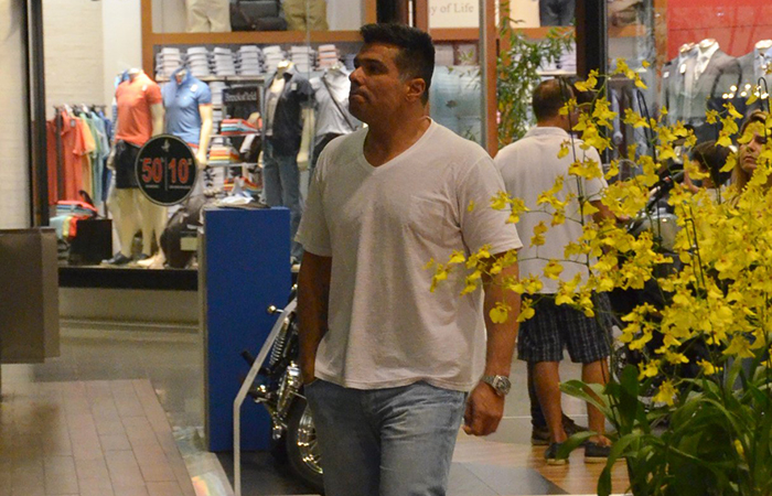 Maurício Mattar passeia com amigo em shopping, no Rio de Janeiro