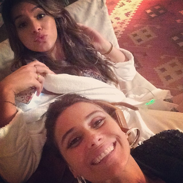 Giovanna Antonelli e Bruna Marquezine se divertem nos estúdios de Em Família.