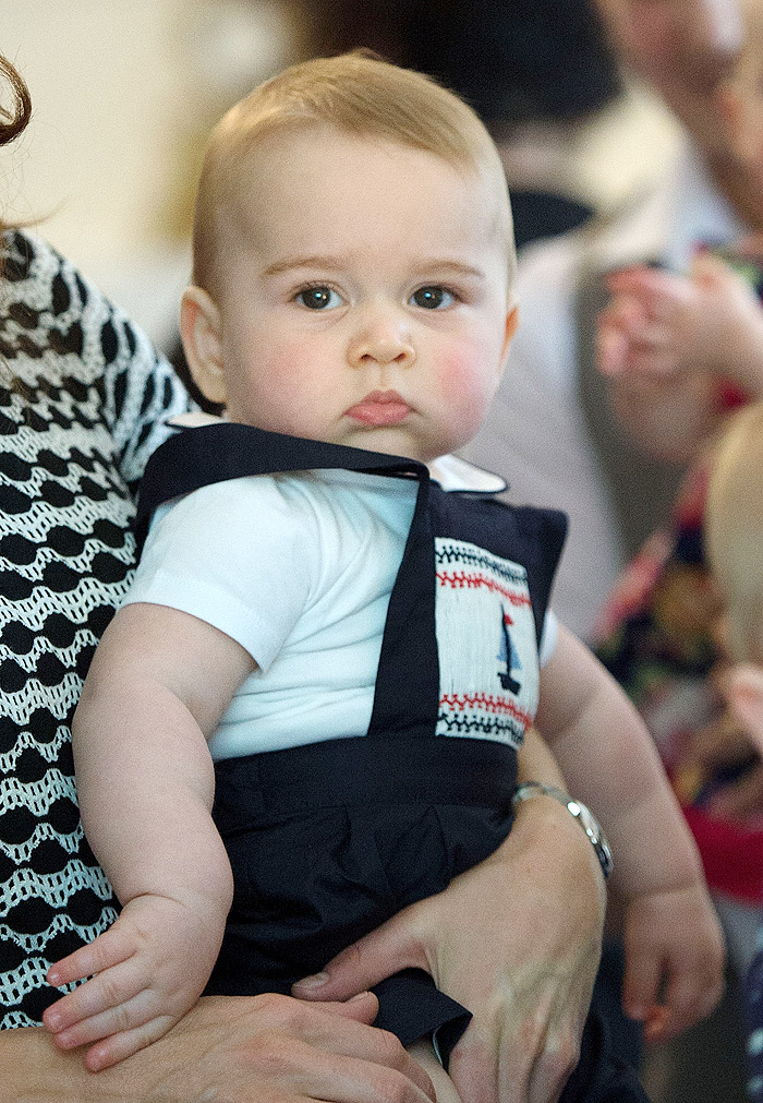 Príncipe George mostra toda sua fofura em passeio com os pais na Nova Zelândia