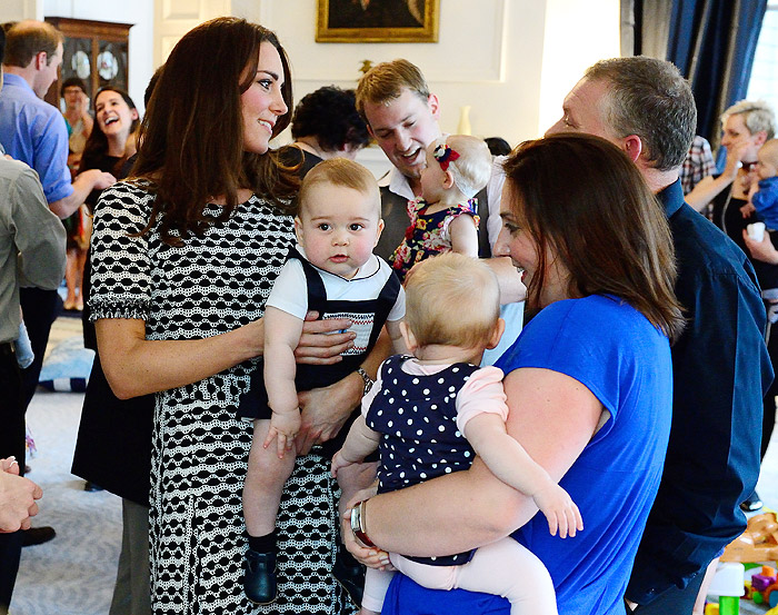 Príncipe George mostra toda sua fofura em passeio com os pais na Nova Zelândia