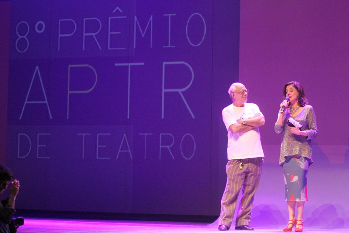 Marcelo Serrado e a esposa prestigiam premiação de teatro