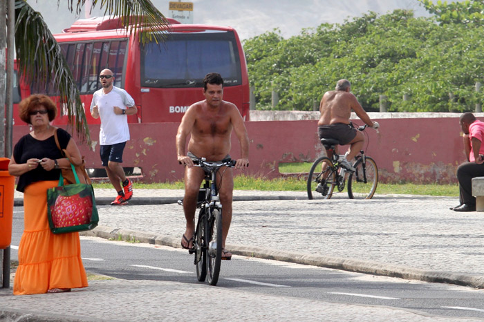 Só de sunga, Felipe Camargo pedala pela orla da Barra da Tijuca