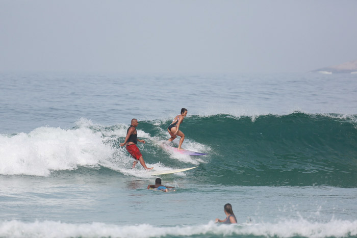 Daniele Suzuki toma caldo durante aula de surfe