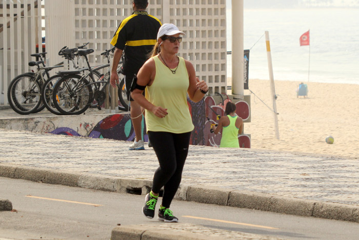Renata Ceribelli faz corrida na areia do Leblon