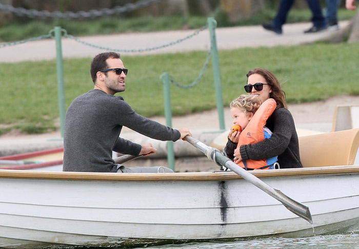 Natalie Portman se diverte em passeio de barco com o marido e o filho