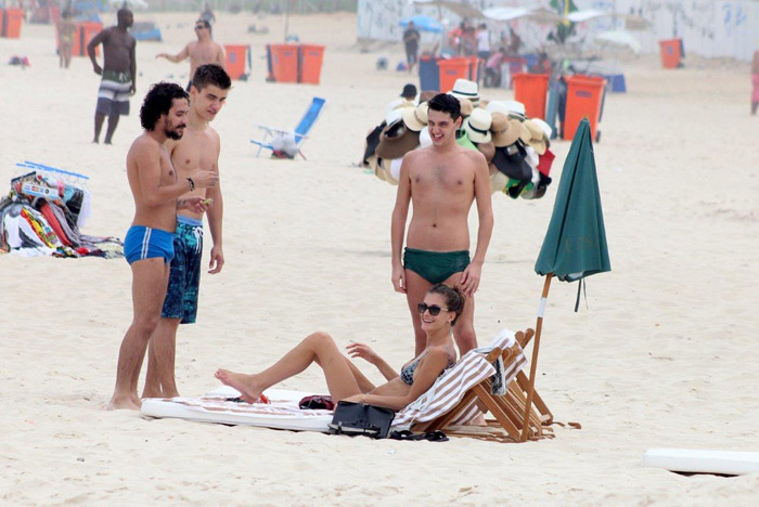 Carol Francischini curte praia com amigos