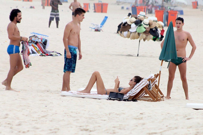 Carol Francischini curte praia com amigos