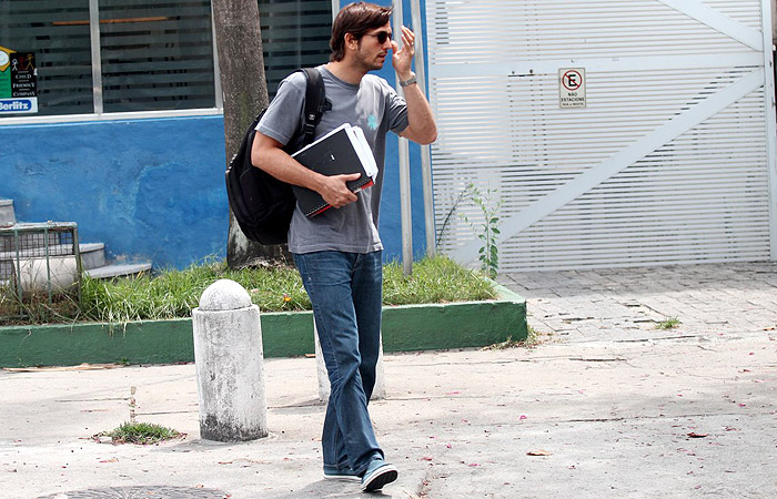 Vladimir Brichta sai de curso de idiomas com vários cadernos nas mãos