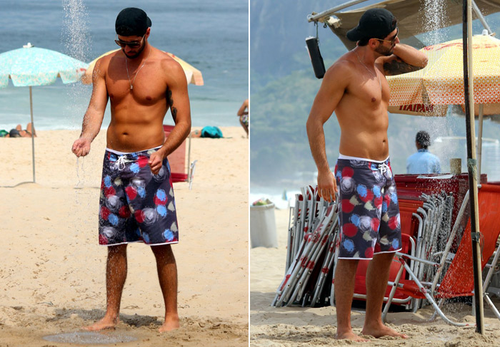 Ex-BBB Marcelo toma ducha na praia de Ipanema