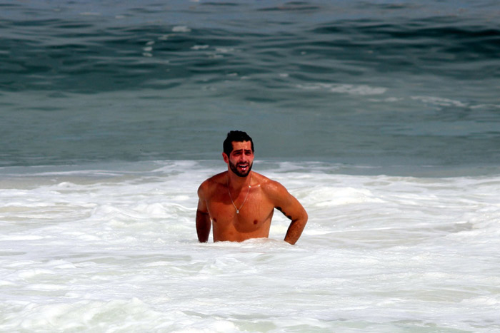 Ex-BBB Marcelo toma ducha na praia de Ipanema