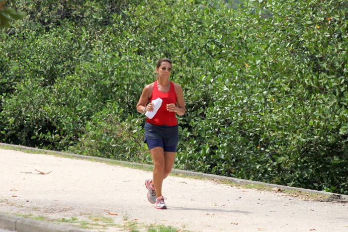 Angela Vieira corre pela orla da Lagoa Rodrigo de Freitas