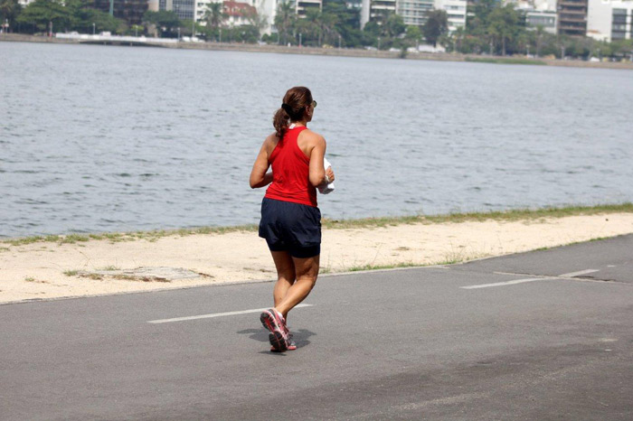 Angela Vieira corre pela orla da Lagoa Rodrigo de Freitas