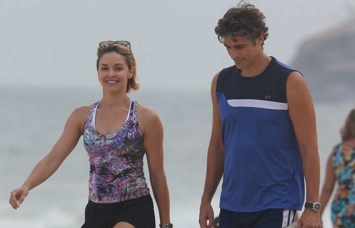  Giovanna Antonelli e Reynaldo Gianecchini gravam cenas de Em Família na praia 