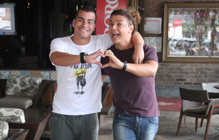 Thiago Martins e David Brazil almoçam juntos na Barra da Tijuca, Rio de Janeiro