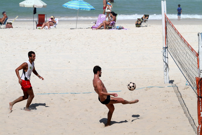 José Loreto curte praia na companhia de Roger Flores