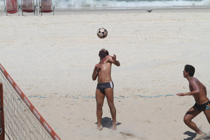 José Loreto curte praia na companhia de Roger Flores