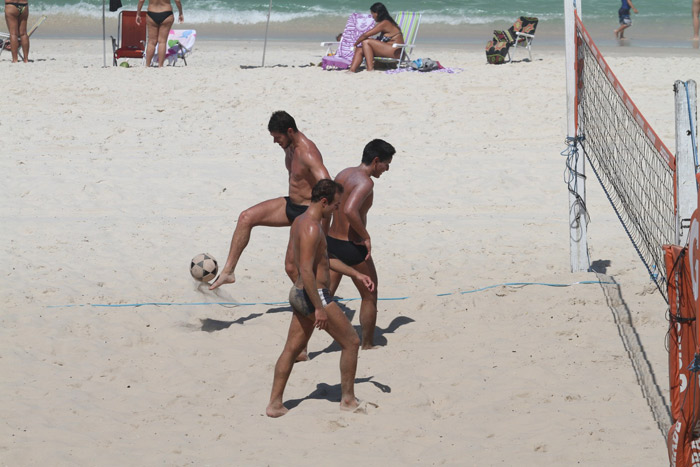 José Loreto curte praia na companhia de Roger Flores