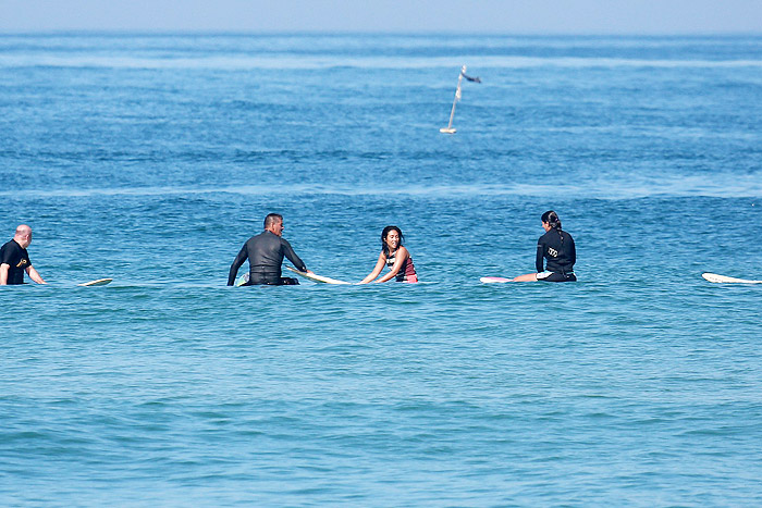 Daniele Suzuki curte dia de surfe, no Rio