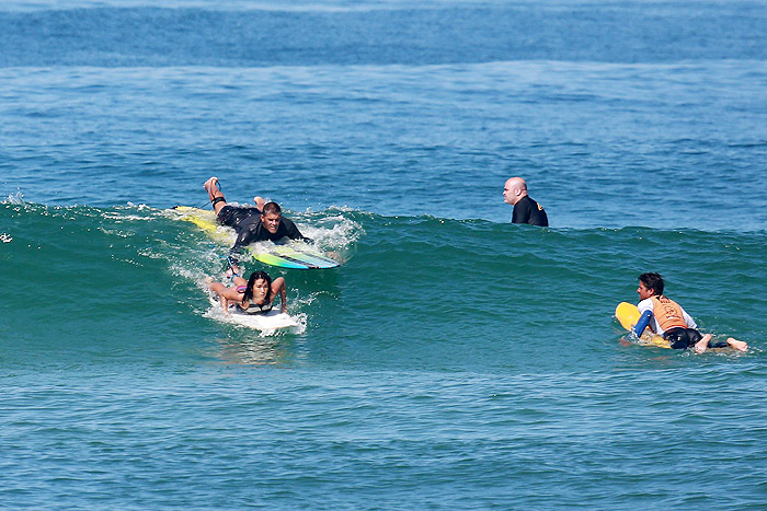 Daniele Suzuki curte dia de surfe, no Rio