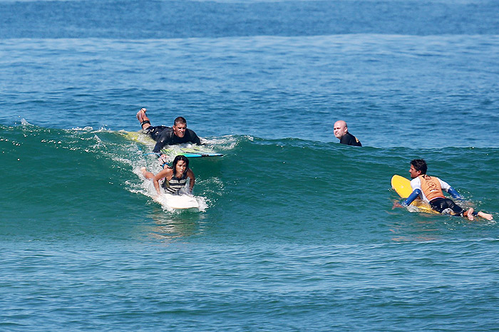 Daniele Suzuki curte dia de surfe, no Rio