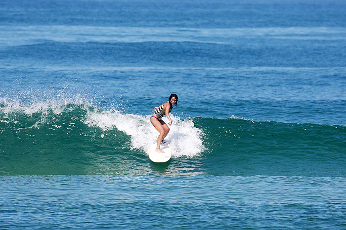 Daniele Suzuki curte dia de surfe, no Rio