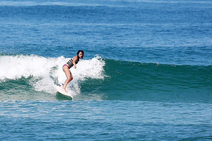 Daniele Suzuki curte dia de surfe, no Rio