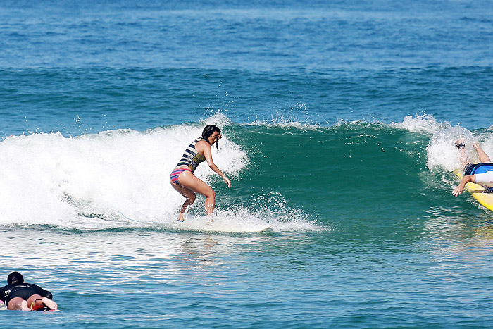 Danielle Suzuki tira onda em cima da prancha