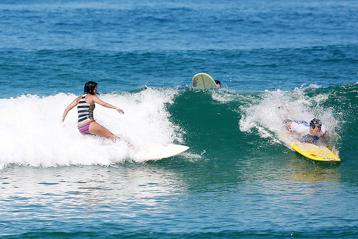 Daniele Suzuki curte dia de surfe, no Rio