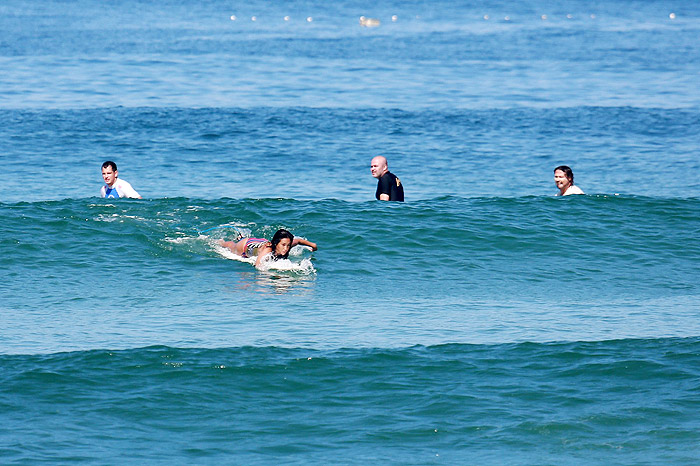 Daniele Suzuki curte dia de surfe, no Rio