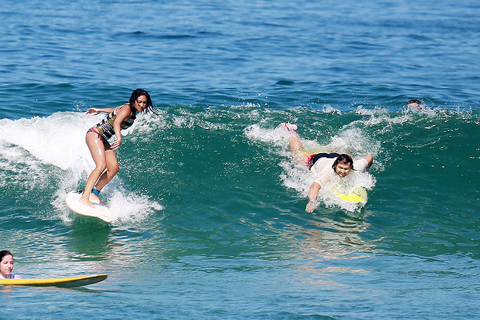 Daniele Suzuki curte dia de surfe, no Rio