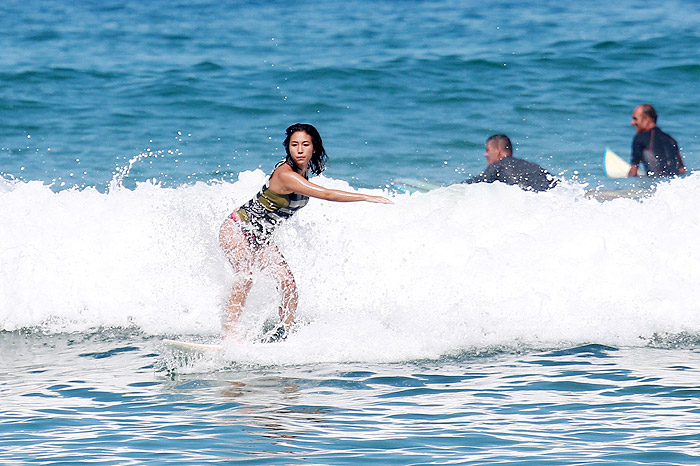 Daniele Suzuki curte dia de surfe, no Rio