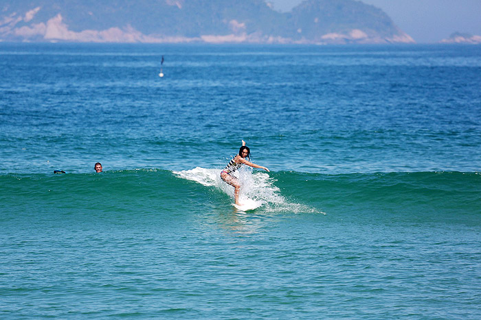 Daniele Suzuki curte dia de surfe, no Rio