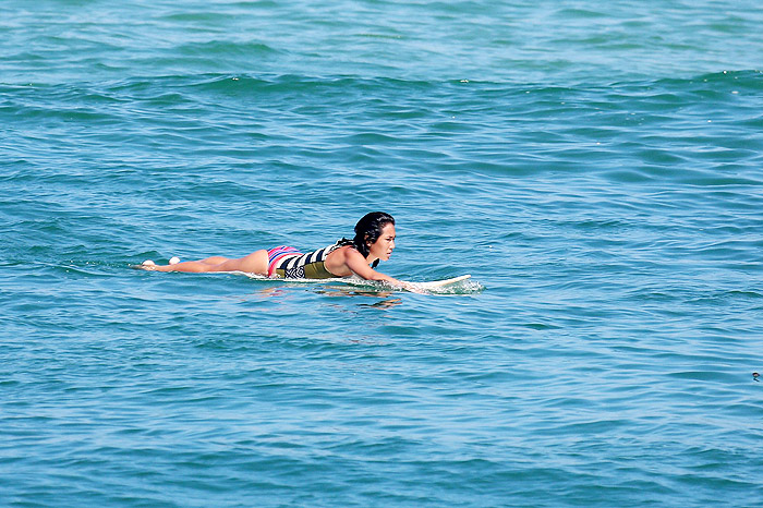 Daniele Suzuki curte dia de surfe, no Rio