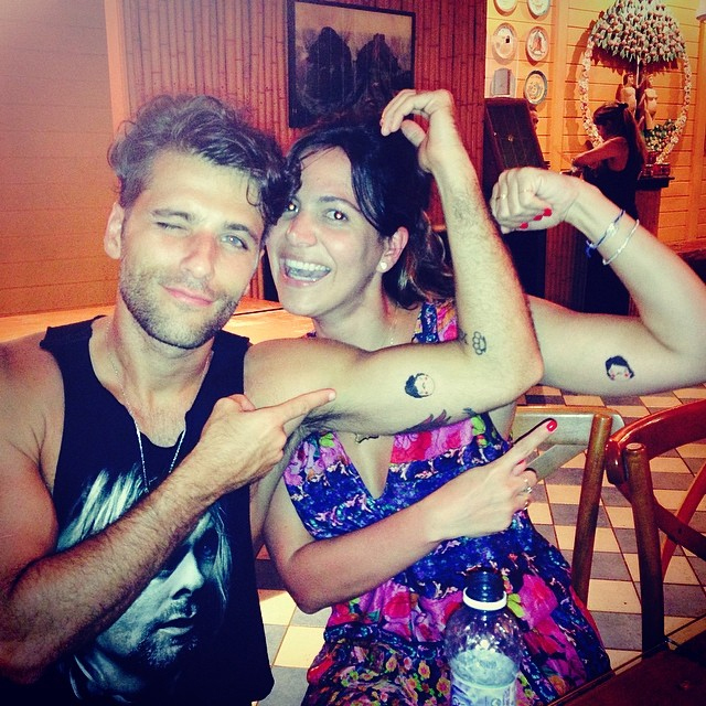 Bruno Gagliasso e Fabíula Nascimento fazem tatuagens de henna em Fernando de Noronha