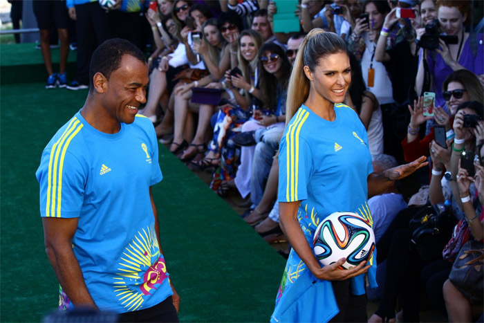 Fernanda Lima faz embaixadinha com Cafu em desfile oficial da Copa do Mundo