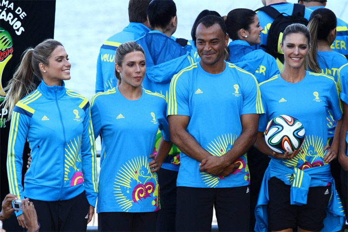 Fernanda Lima faz embaixadinha com Cafu em desfile oficial da Copa do Mundo