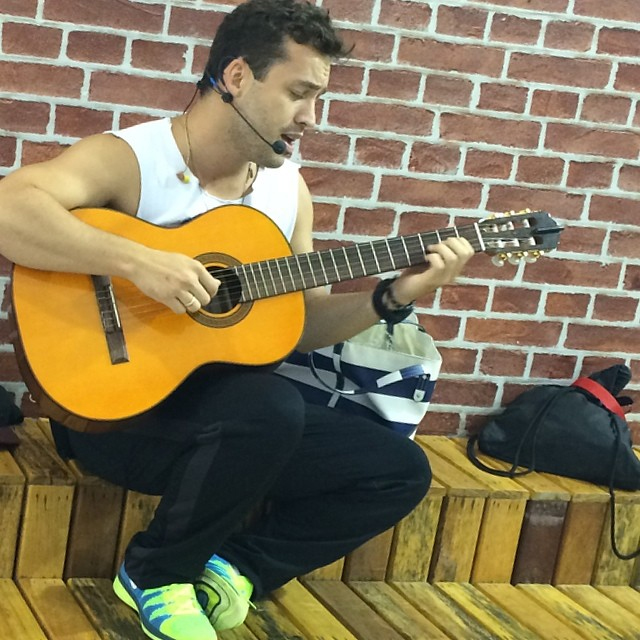  Rodrigo Andrade toca violão durante ensaio do Artista Completão