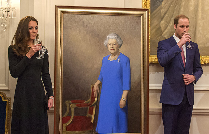 Príncipe William e Kate Middleton são presenteados com quadro da Rainha Elizabeth
