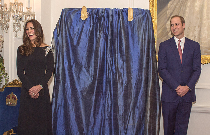 Príncipe William e Kate Middleton são presenteados com quadro da Rainha Elizabeth