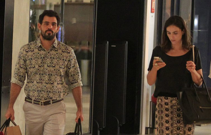  Juliano Cazarré faz compras com a esposa, Letícia Bastos
