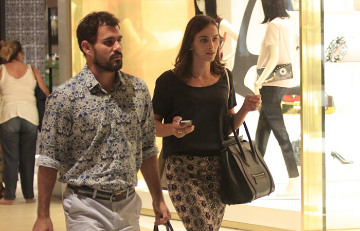  Juliano Cazarré faz compras com a esposa, Letícia Bastos