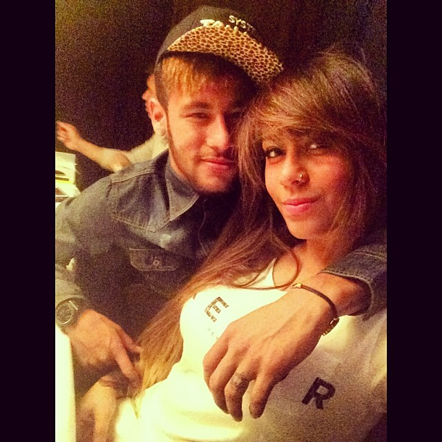 Irmã de Neymar paparica o craque: “Minha melhor companhia”